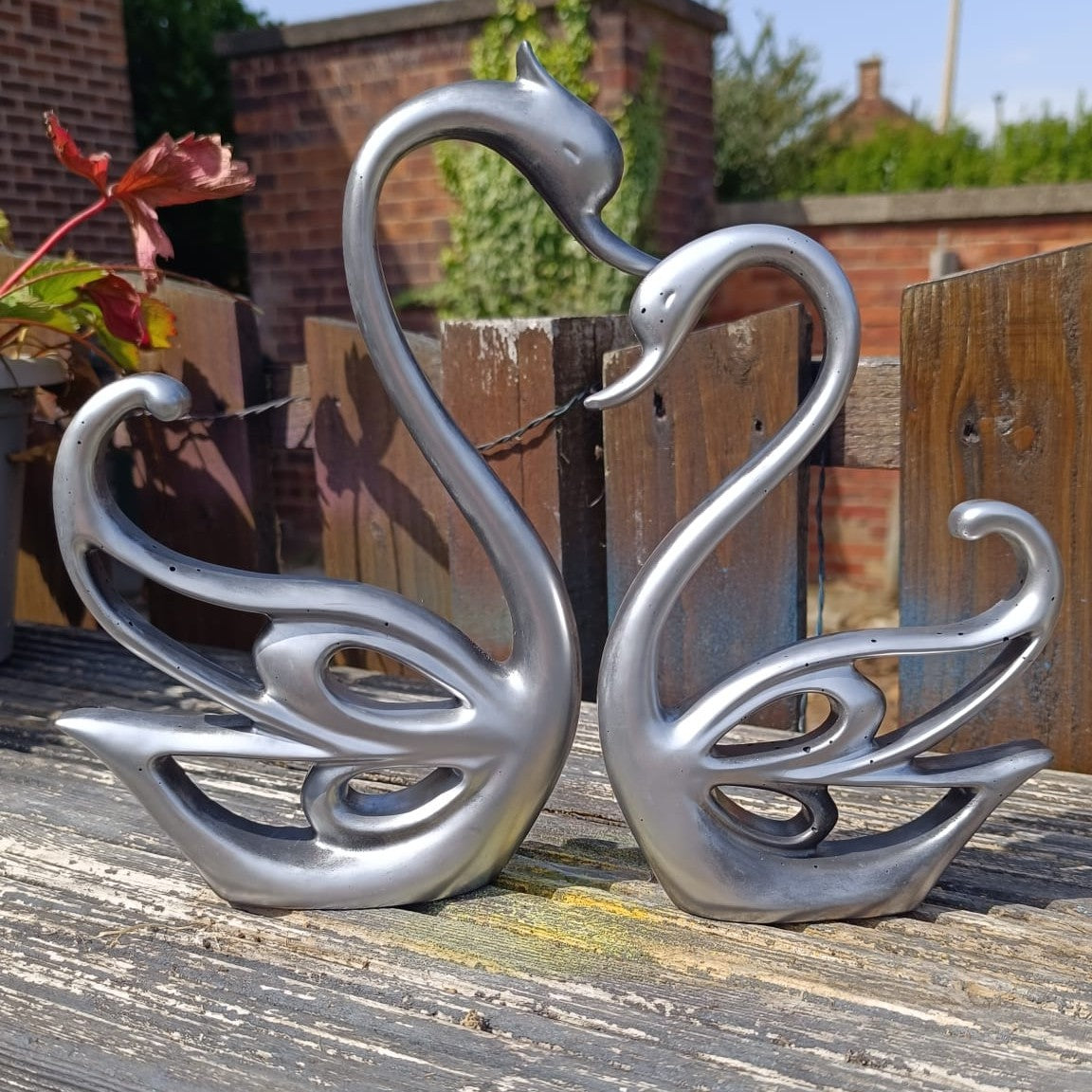 Pair of Silver Jesmonite Swan Ornaments – Elegant Home Decor